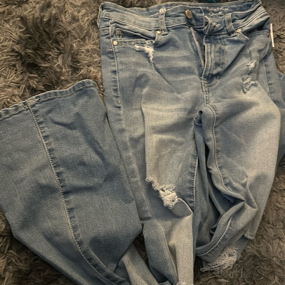 Light washed flare bottom jeans ripped
Brand:Bluespice
Size:0